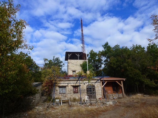 Photo de la radio sous un ciel bleu