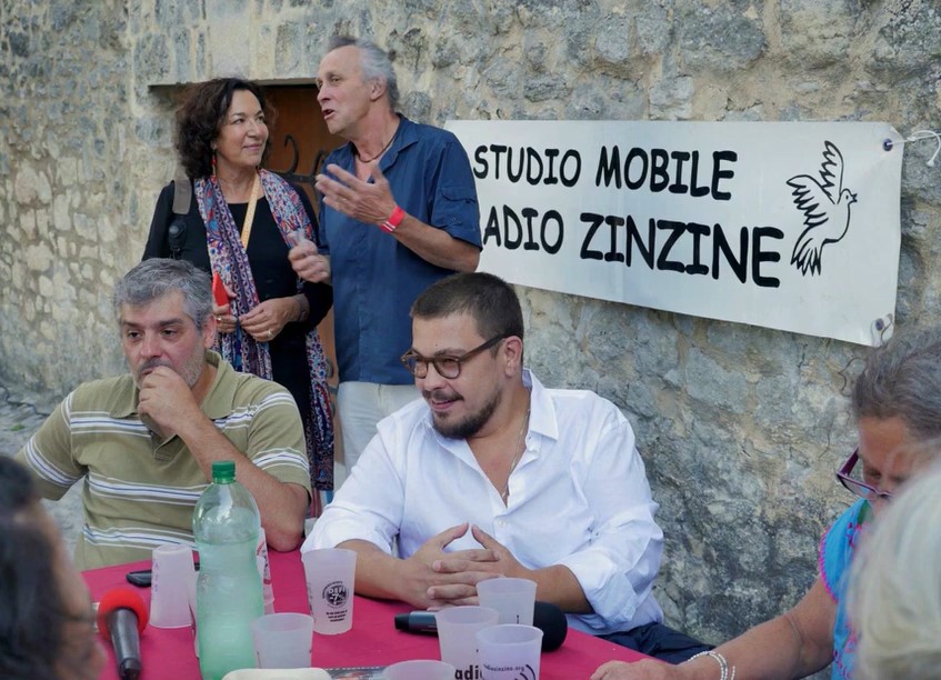 Photo de la radio sous un ciel bleu